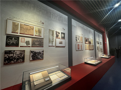 江蘇館藏革命文物聯(lián)展巡展暨新華日?qǐng)?bào)交匯點(diǎn)新聞'薪火'頻道上線啟動(dòng)儀式在南京舉行